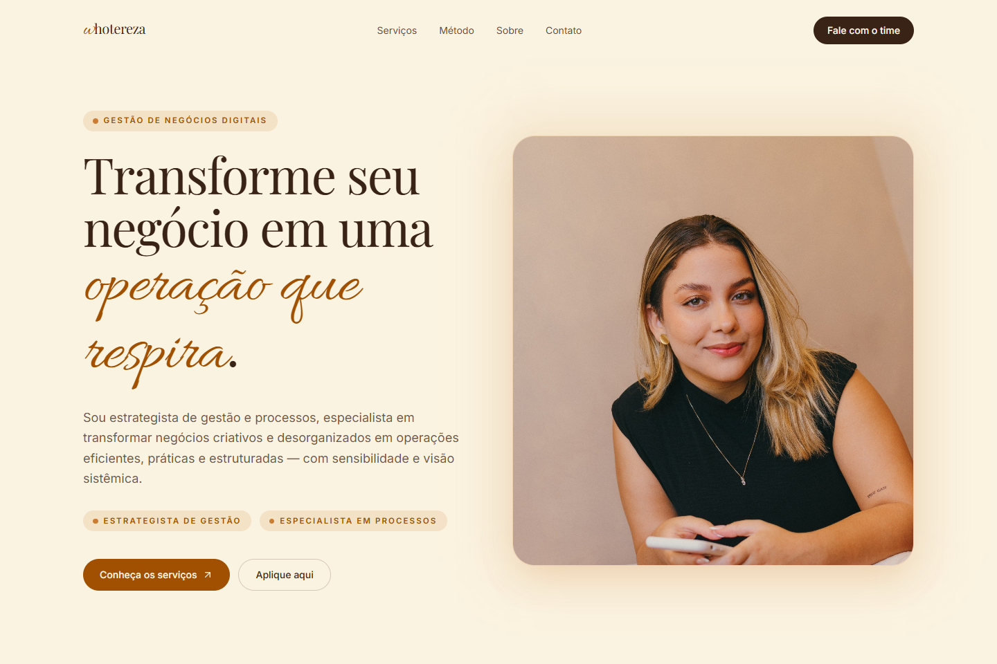 Home do site Tereza com título editorial em serif e cursiva, retrato à direita e paleta creme